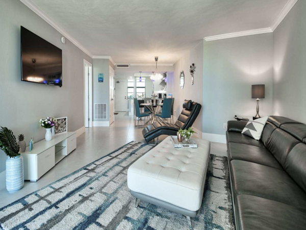 Modern Beachfront Condo with Gulf Views Walk To Beach, Dinning & Shops